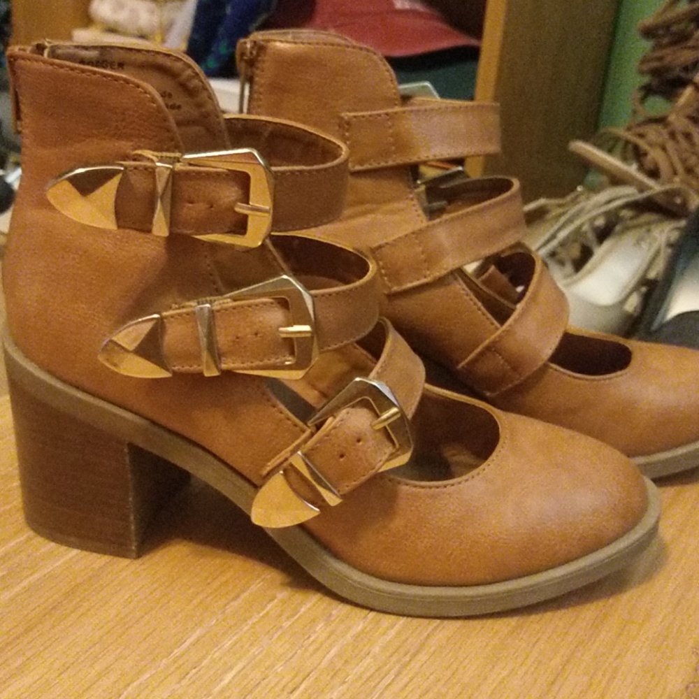 NWOT trendy booties gold buckles size 7